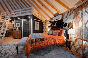 Desk, WiFi, bed sheets