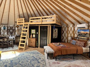 Desk, WiFi, bed sheets