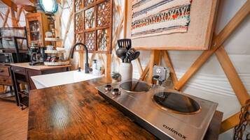 Refrigerador, microondas, placa de cocina, cafetera/tetera