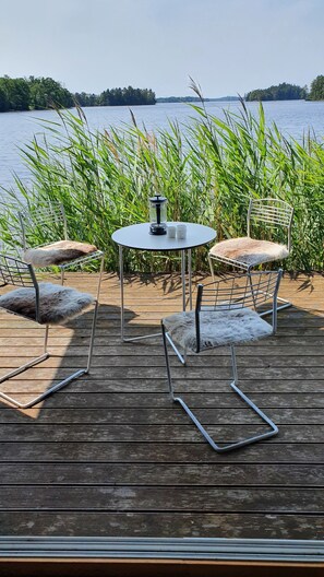 Outdoor dining - Off to the north - Bright loft in southern Sweden right on the water for 2-4 people (Jälluntofta)