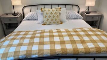 3 dormitorios, escritorio, tabla de planchar con plancha y cuna de viaje