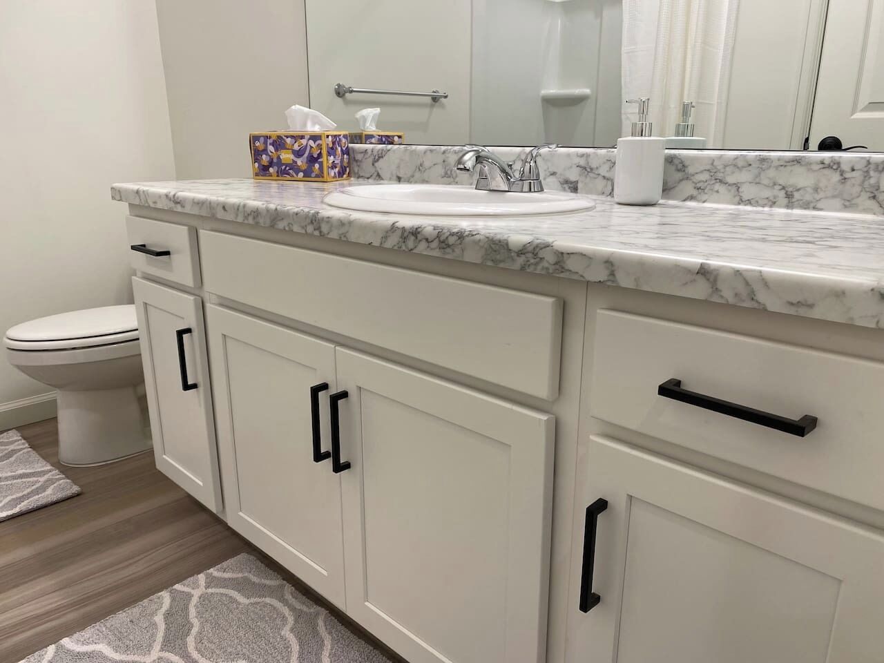 Badekar, hårføner og håndklær