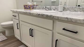 Badekar, hårføner og håndklær