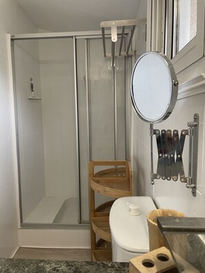 シャワー、ヘアドライヤー、タオル
