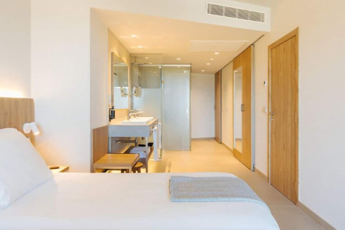 Down comforters, in-room safe, desk, laptop workspace
