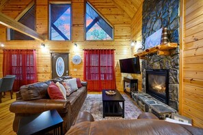 Smart TV, fireplace - Cabin w/Creek Viewing Deck, Hot Tub, Arcade, 1 mile to Hochatown & Casino  (Broken Bow)