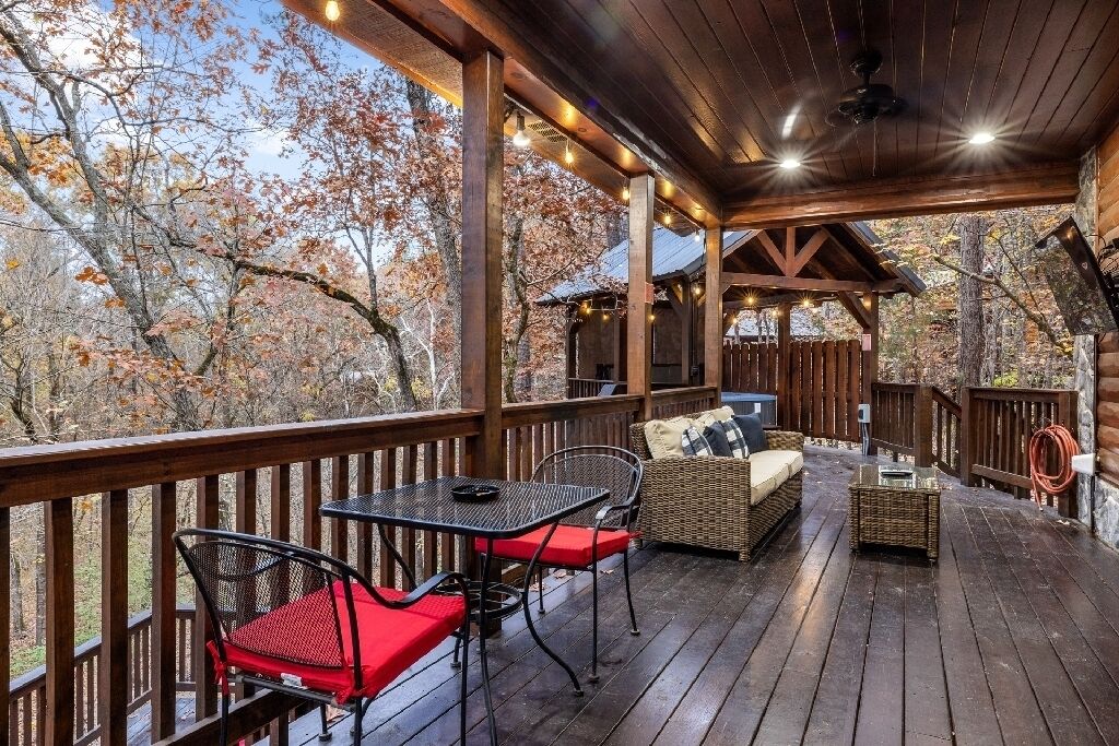 Cabin w/Creek Viewing Deck, Hot Tub, Arcade, 1 mile to Hochatown & Casino🔥♨️ 