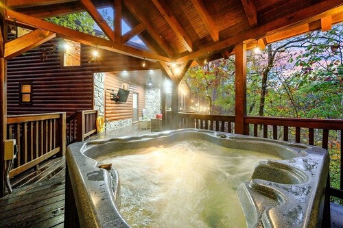 Cabin w/Creek Viewing Deck, Hot Tub, Arcade, 1 mile to Hochatown & Casino 