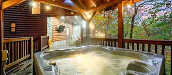 Cabin w/Creek Viewing Deck, Hot Tub, Arcade, 1 mile to Hochatown & Casino 