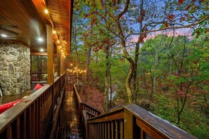 Property grounds - Cabin w/Creek Viewing Deck, Hot Tub, Arcade, 1 mile to Hochatown & Casino  (Broken Bow)