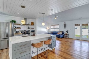 冰箱、微波炉、烤箱、炉灶