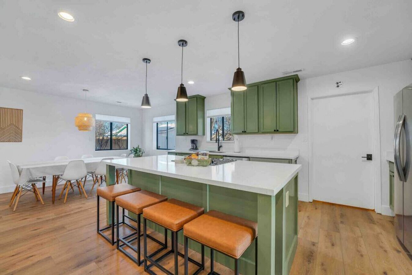 Jääkaappi, mikroaaltouuni, uuni, liesi