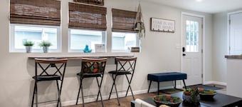 The Back Yard-Entire Building Downtown Dog Friendly with Yard