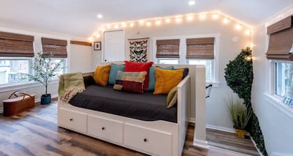 The Back Yard-Entire Building |Walk to Downtown |Yard for Games|Parking