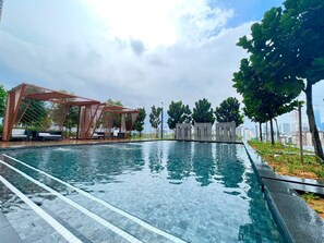 Una piscina al aire libre