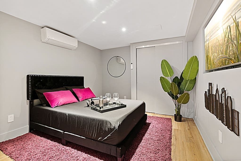 SpeakEasy Suite w/Fireplace. Free street Parking