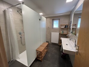 Hus Business - 6 sovrum - utsikt mot innergården - executive-våning | Dusch