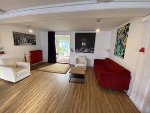 Maison Affaires, 6 chambres, vue sur la cour intérieure, secteur Affaires | Aire de séjour | Téléviseur connecté de 400 cm avec télévision numérique, téléviseur