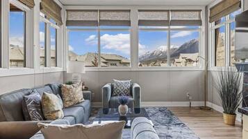 Télévision, cheminée, espaces bureaux