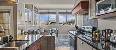 Refrigerador, microondas, horno y parrilla de estufa