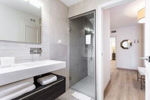 Apartamento Premium | Baño | Secador de pelo, toallas, jabón y champú
