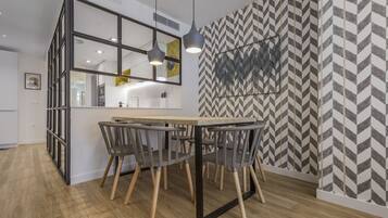 Deluxe Apartment | Dining room