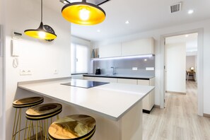 Apartemen Premium | Dapur pribadi | Kompor, mesin pencuci piring, mesin pembuat kopi/teh, dan ketel listrik