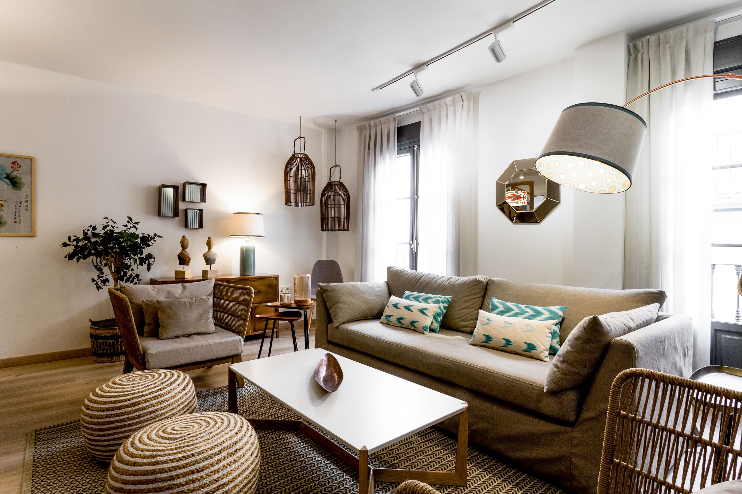 Un salon moderne comprenant un canapé, des fauteuils, une table basse et des objets de décoration.