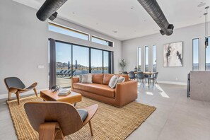 TV, fireplace, stereo, offices - MOUNTAIN VIEW PARADISE (Pool/Spa/BocceBall) (Yucca Valley)