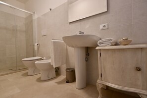 Quarto casal superior | Banheiro | Secador de cabelo, toalhas de banho, sabonete, shampoo