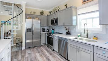 House, Multiple Beds (The Chill Inn) | Private kitchen | Oven, toaster