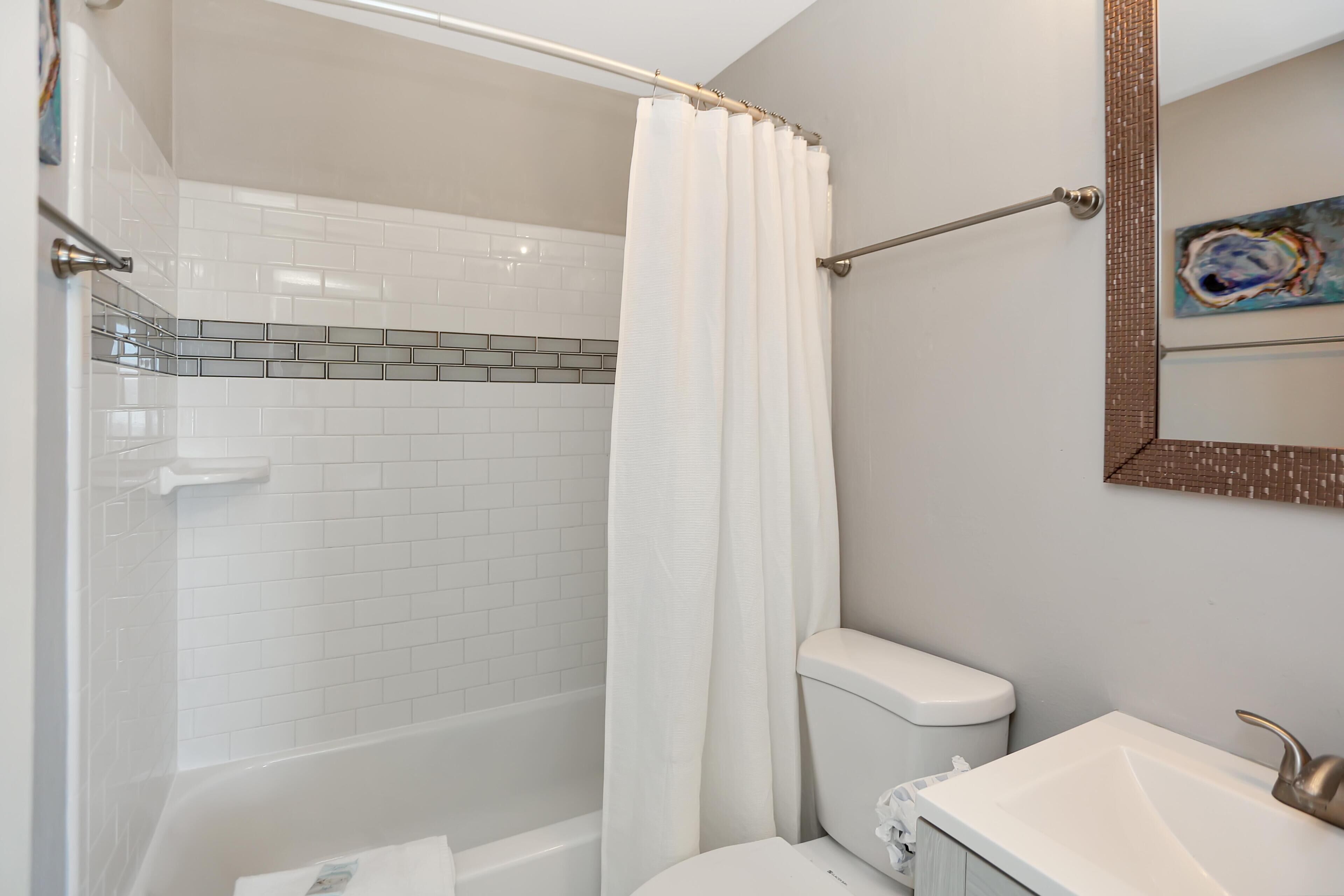 Ein Badezimmer mit Dusche, Toilette und Waschbecken.