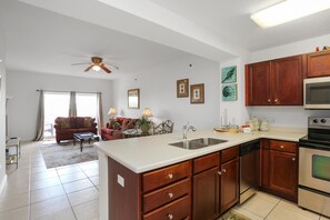 Apartment, Mehrere Betten (Waterside Village Condo 302) | Eigene Küche | Ofen, Toaster