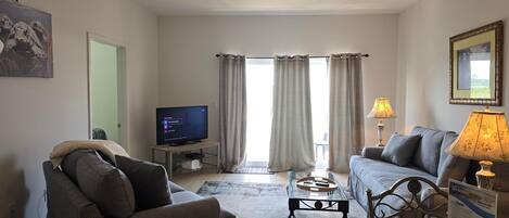 Condo, varias camas (Waterside Village Condo 302) | Área de sala de estar