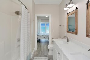 House, Multiple Beds (Beach Fantasies B) | Bathroom