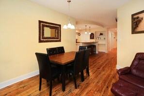 Leilighet, flere senger (Club at Mexico Beach 2J) | Spiseområde