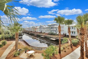 Apartamento, varias camas (Waterside Village Condo 203) | Restaurante al aire libre