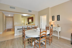 Condo, varias camas (Waterside Village Condo 203) | Restaurantes