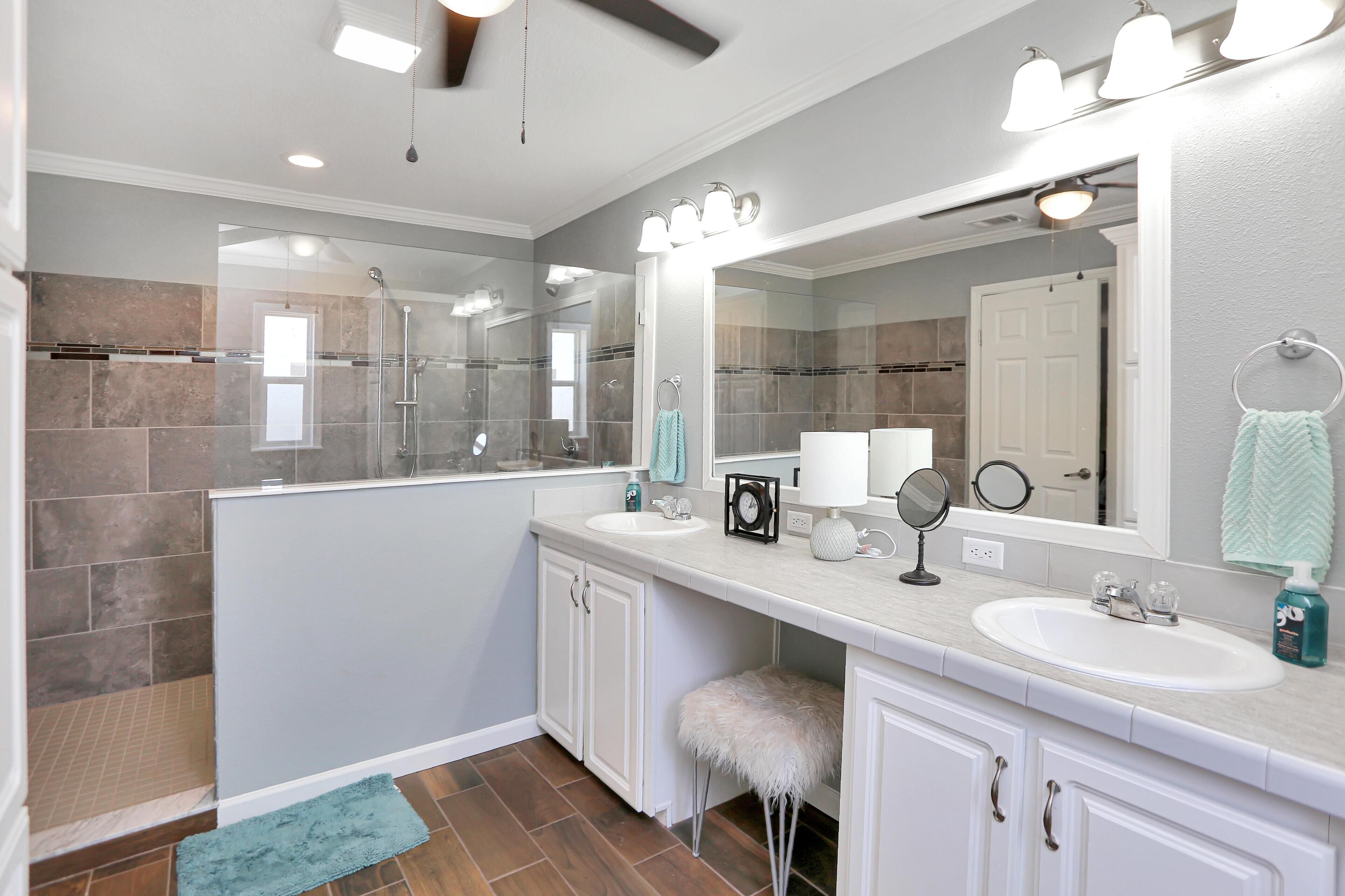 House, Multiple Beds (Salty Breeze) | Bathroom