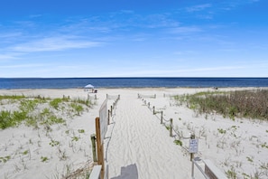 House, 2 Queen Beds (Beach View Lower) | Beach