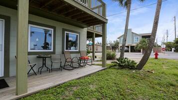 House, 2 Katil Ratu (Queen) (Beach View Lower) | Teres/patio