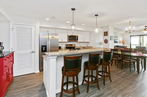 Condo, várias camas (Club at Mexico Beach 2C Coastal Dream) | Cozinha privada | Fogão, torradeira