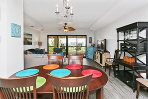Condo, varias camas (Club at Mexico Beach 2C Coastal Dream) | Área de sala de estar