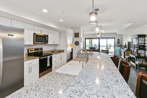 Appartement, Meerdere bedden (Club at Mexico Beach 2C Coastal Dream) | Privékeuken | Een oven, een broodrooster