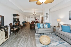 Condo, várias camas (Club at Mexico Beach 2C Coastal Dream) | Área de estar