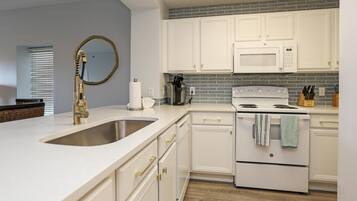 Kondominium, Beberapa Tempat Tidur (Waterside Village Condo 304 Coastal ) | Dapur pribadi | Oven dan pemanggang roti