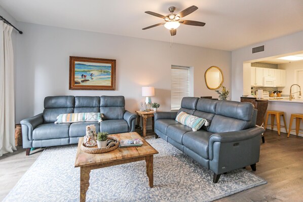 Condo, varias camas (Waterside Village Condo 304 Coastal ) | Área de sala de estar