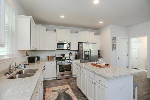 House, Multiple Beds (Song of the Sea) | Private kitchen | Oven, toaster