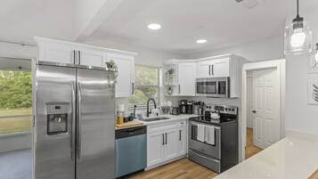 Jääkaappi, mikroaaltouuni, uuni, liesi