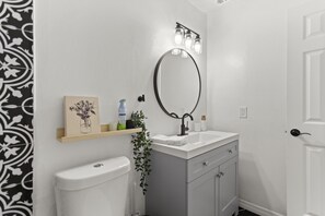 Serviettes fournies, savon, shampoing, papier toilette